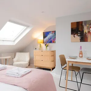 Cosy Loft Retreat, King Bed, En-suite, Kitchenette, Brighton